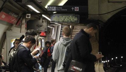 Aglomeraci&oacute;n de pasajeros en el Metro de Barcelona, durante una jornada de huelga.