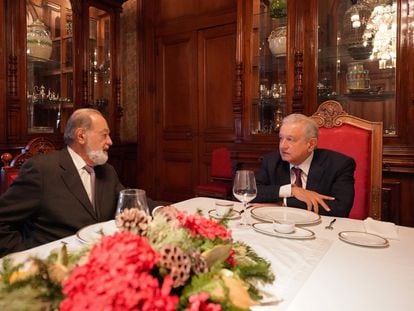 El empresario Carlos Slim y el presidente de México, Andrés Manuel López Obrador, este lunes en el Palacio Nacional.