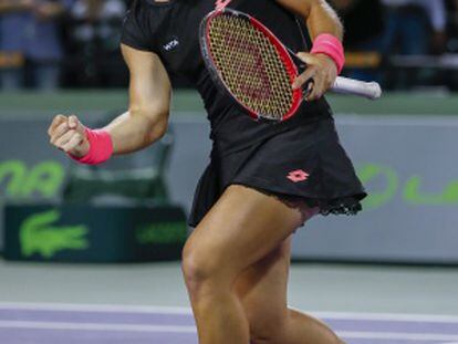 Carla Suárez celebra su victoria ante Venus Williams.