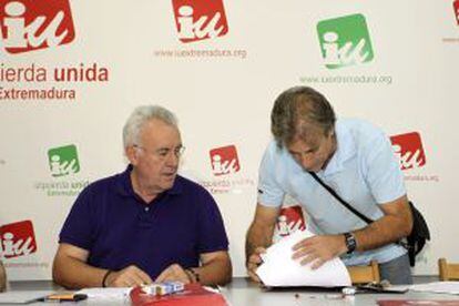 Cayo Lara (izquierda) y Pedro Escobar, en la reunión mantenida en Mérida el 18 de junio.
