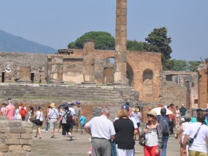 Restos del templo de J&uacute;piter, con el Vesubio de fondo.