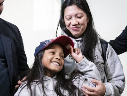 Vanessa Rodel y su hija Keana, en el aeropuerto de Toronto.