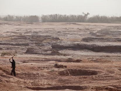 Un hombre trata de arar tierra infértil cerca de Koulomboutey, en Níger.