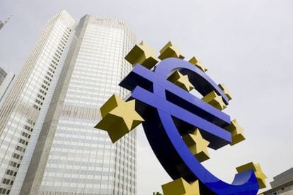 El s&iacute;mbolo del euro frente a la sede del Banco Central Europeo. 