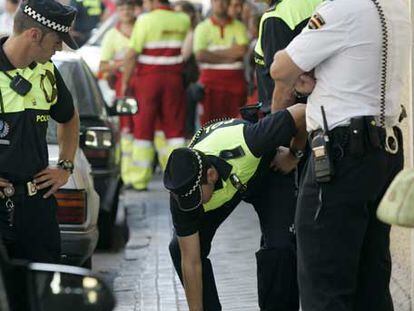 Un policía cubre el cadáver de la niña arrollada en Ciudad Lineal.