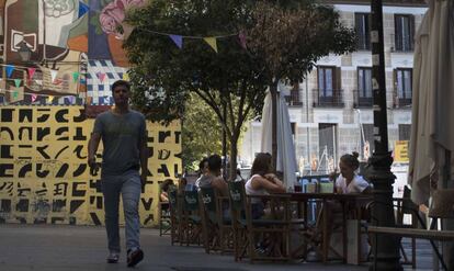 Terrazas en la calle Embajadores, junto al Teatro Pavón-Kamikaze. 