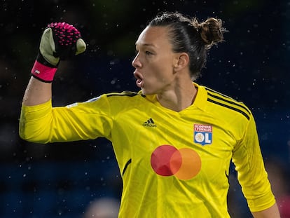 Christiane Endler durante un partido con su club, el Olympique Lyonnais, en marzo.