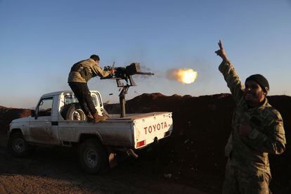 Combatientes del Ejército Libre Sirio, apoyados por Turquía, abren fuego en la zona de Tal Malid, al norte de Alepo, contra posiciones kurdas en el pueblo de Um al-Hosh, en Afrin, en 2018.