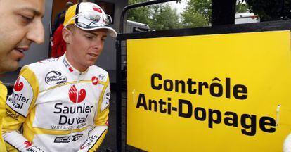 Riccardo Ricco a la salida del control antidopaje tras la novena etapa del Tour de 2008 