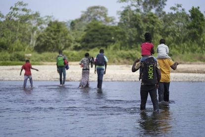 La familia angoleña de Romeu y Kulutwe cruzando el río Turquesa, tras siete días de travesía.