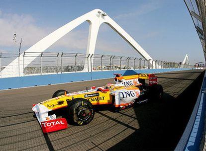 Fernando Alonso rueda sobre el circuito de Valencia durante los entrenamientos libres.