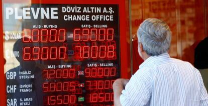 Pantalla de una casa de cambio de Estambul (Turquía).