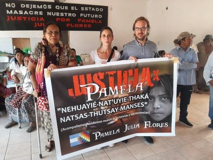 La activista wichí Octarina Zamora, a la izquierda, en un acto para pedir justicia por Pamela Julia Flores, una niña wichí de 12 años asesinada en enero.