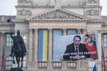 Una pancarta con la cara de Putin caracterizado como Hitler, durante una protesta en Praga el domingo.