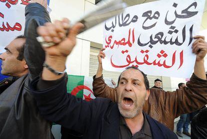 Partidarios de la Coordinadora Nacional para el Cambio Democrático se manifiestan el miércoles en Argel.