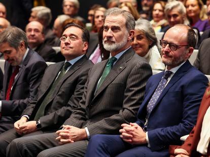 Felipe VI, junto al ministro de Asuntos Exteriores, José Manuel Albares, a su derecha, y el secretario de Estado de Exteriores, Diego Martínez Belio, a su izquierda, en la clausura de la conferencia de embajadores este jueves en Madrid.