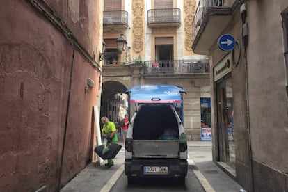 Un operari de neteja al barri del Raval.