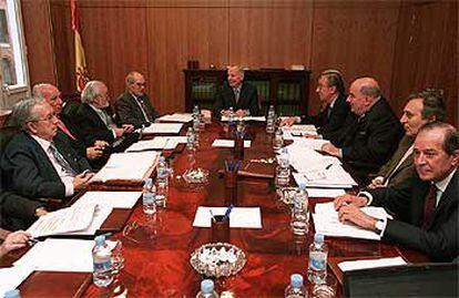 La Junta de Fiscales de Sala, presidida por Jesús Cardenal, durante su reunión de ayer.