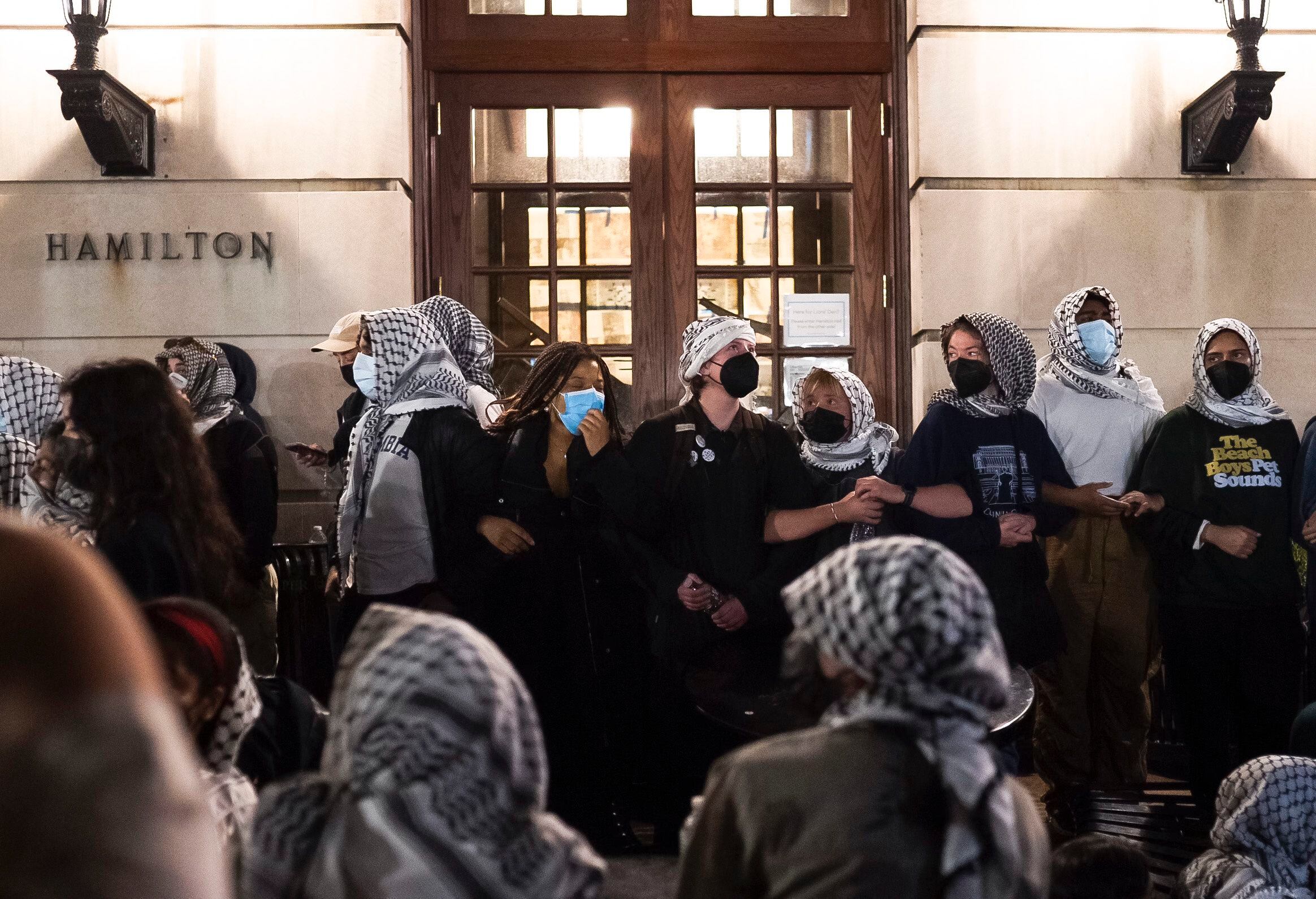 Manifestantes formaron una cadena humana en la puerta del edificio administrativo, llamado Hamilton Hall, para evitar ser desalojados.