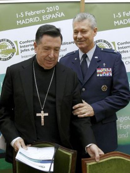 Juan del Río Martín, junto al jefe del servicio religioso del Mando estadounidense de la OTAN en Europa, en una imagen de archivo.