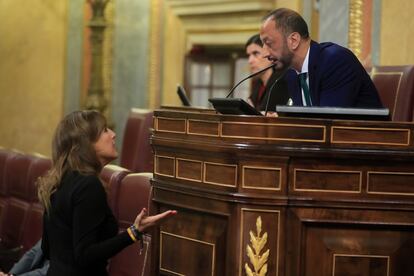 El vicepresidente primero del Congreso, Alfonso Rodríguez Gómez de Celis, conversa con la diputada de Vox Patricia Rueda durante la intervención de esta en el pleno del Congreso, este martes.