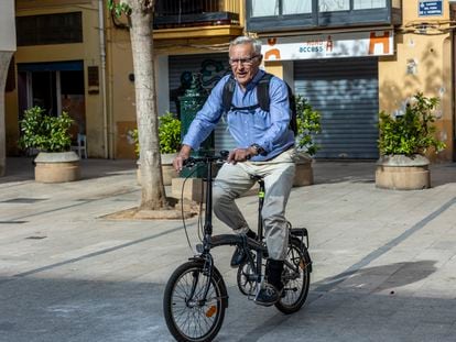 Joan Ribó, entonces alcalde de Valencia en funciones, dos días después de las pasadas elecciones del 28-M, en bicicleta.