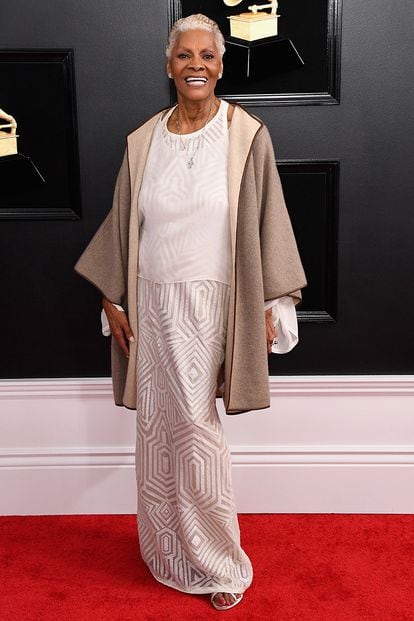 Dionne Warwick completó su vestido blanco con una chaqueta que aportaba un aire casual al look.