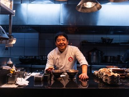 El chef Mitsuharu Tsumura en la cocina de Maido.