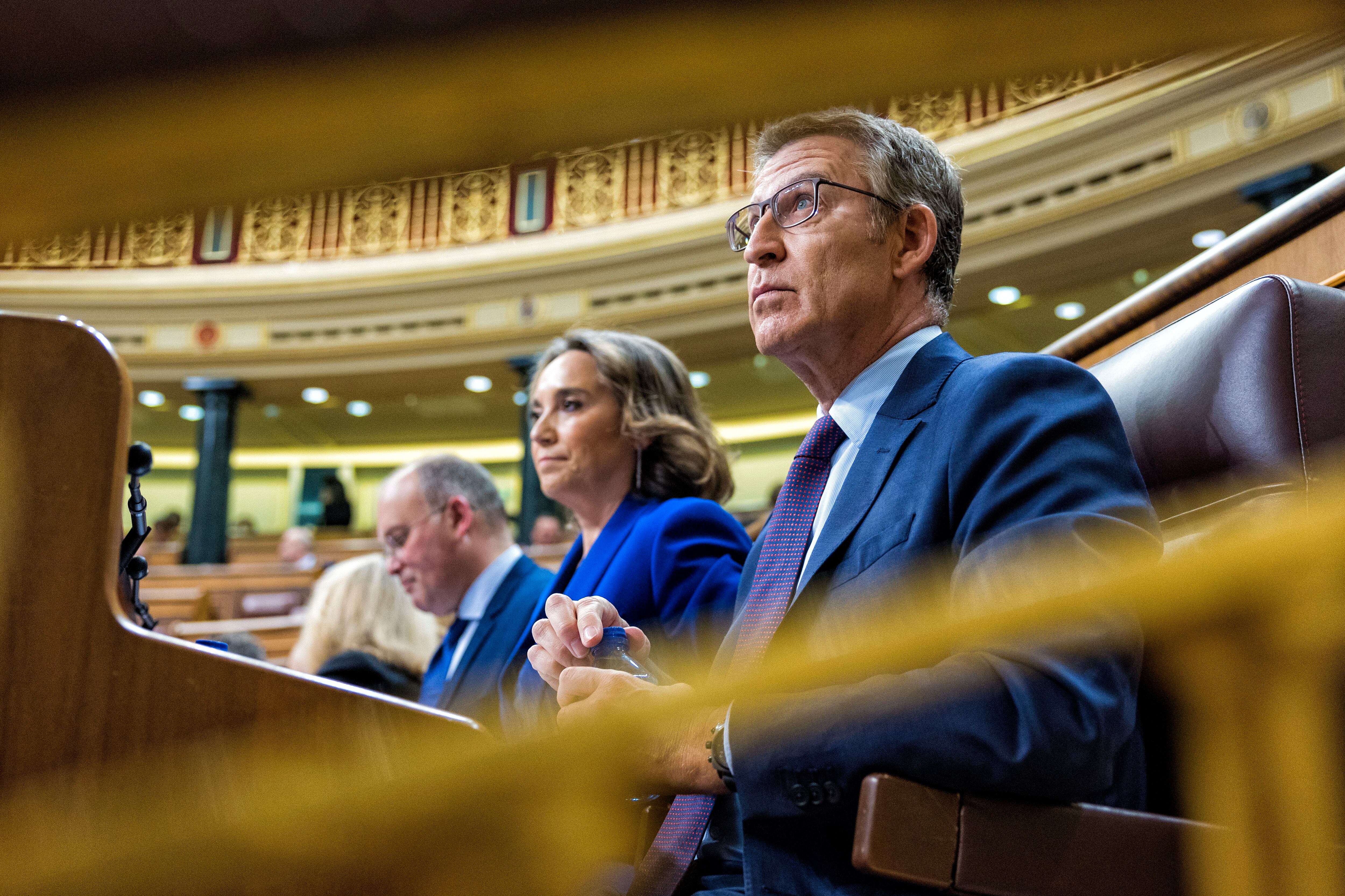 Feijóo se entrega al ataque frontal contra la esposa de Sánchez para exigir elecciones