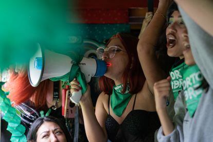 Colectivas feminisas recorrieron la ciudad para celebrar el aniversario de la despenalización.