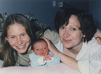 María Petrella y sus dos hijas, Elisa y Emmanuella, en una fotografía tomada en 1998 en un suburbio de París