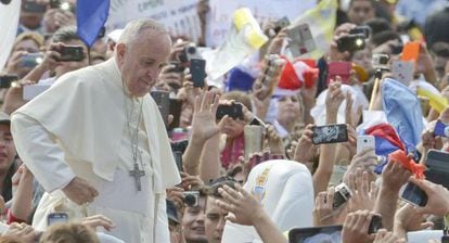 El papa Francisco, este sábado rodeado de fieles en Caacupe (Paraguay).