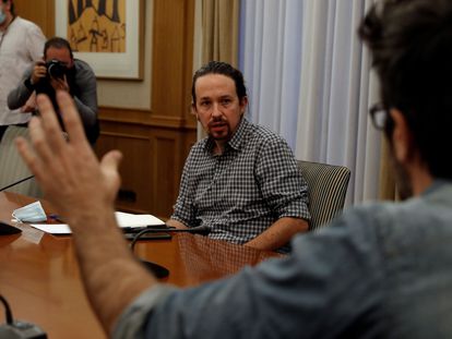 El vicepresidente segundo del Gobierno, Pablo Iglesias, durante un encuentro con representantes de los sindicatos de inquilinos, la pasada semana en Madrid.
