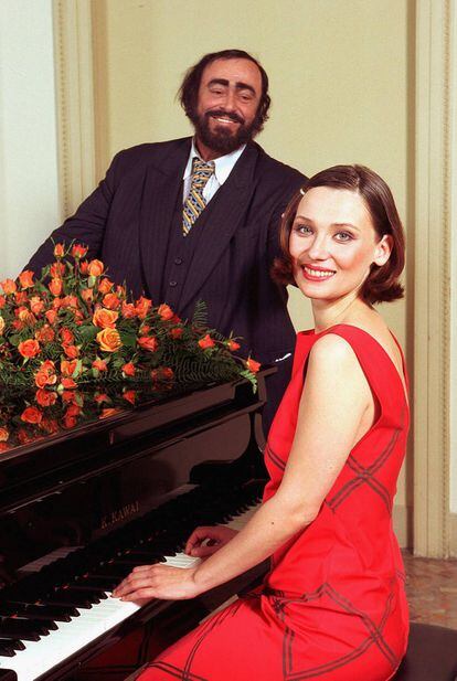 Luciano Pavarotti y Nicoletta Mantovani, en 1998.