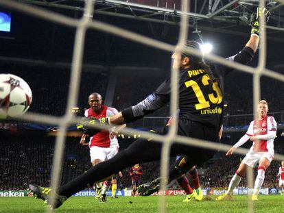 Pinto encaja el primer gol del Ajax.  
