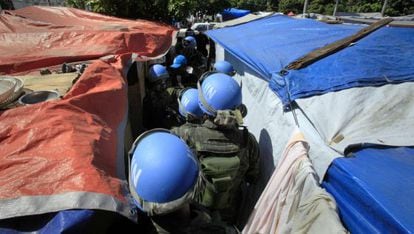 Un grupo de cascos azules de la ONU patrullan un campo de desplazados del terremoto en Hait&iacute;, en 2010.