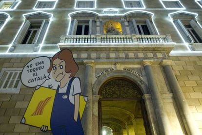 Una silueta gigante, en favor de la inmersi&oacute;n, el pasado lunes, en la plaza de Sant Jaume