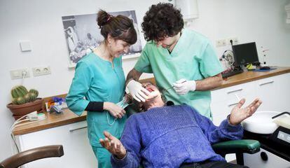 Un paciente es atendido en la clínica odontológica Les 1001 Dents.