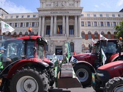 Tractores delante del Ministerio de Agricultura durante una tractorada convocada por la Unión de Uniones de Agricultores y Ganaderos el a 5 de julio de 2023.