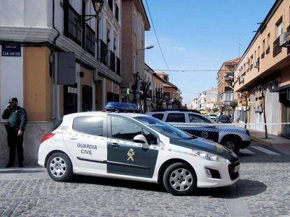Varios coches de la Guardia Civil, este miércoles en Manzanares (Ciudad Real).