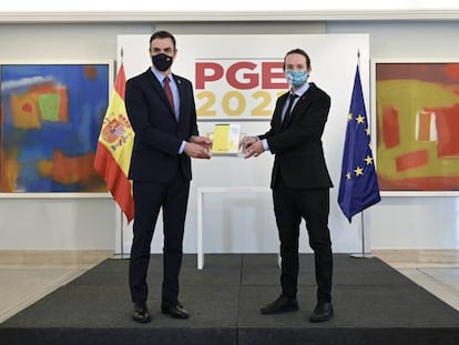 El presidente del gobierno, Pedro Sánchez (i), y el vicepresidente segundo y ministro de Derechos Sociales y Agenda 2030, Pablo Iglesias, durante la presentación de las claves de los Presupuestos Generales del Estado (PGE) 2021.