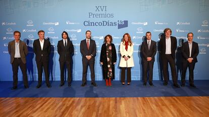 María Jesús Montero, vicepresidenta cuarta y ministra de Hacienda, (centro) y Pilar Gil, vicepresidenta de Prisa, posan con los premiados.