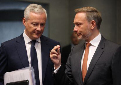 A la izquierda, el ministro de Finanzas francés, Bruno Le Maire, escucha a su homólogo alemán, Christian Lindner.