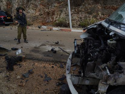 El militar Shalev Hatan, en el lugar de Shtula donde este domingo impactó un proyectil lanzado por la guerrilla Hezbolá matando a un obrero israelí.