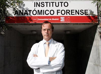 El doctor Eduardo Andreu, delante de la entrada del Instituto Anatómico Forense, en la Ciudad Universitaria.