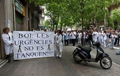 Personal sanitario del Clínic protesta en la calle Valencia de Barcelona por los recortes.
