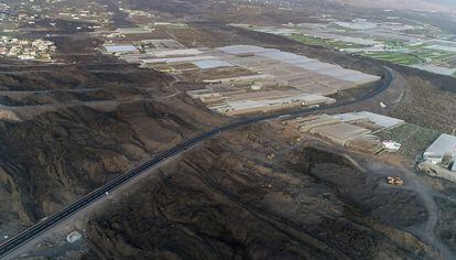 La nueva carretera a la costa en La Palma, sobre la colada sur del volcán.