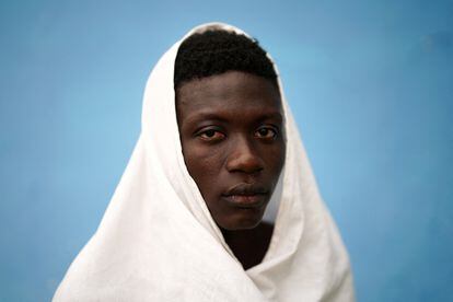 El migrante haitiano Ferdiner Tchenzo, de 22 años, posa para una foto en un campamento turístico operado por el Gobierno cubano, después de que su barco con destino a los Estados Unidos se desviara del rumbo y llegara a tierra a lo largo de la costa norte de Cuba, en Sierra Morena. 