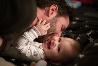 Un padre achucha a su bebé.