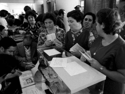 Mujeres votan en Madrid en 1977, en las primeras elecciones legislativas tras el franquismo